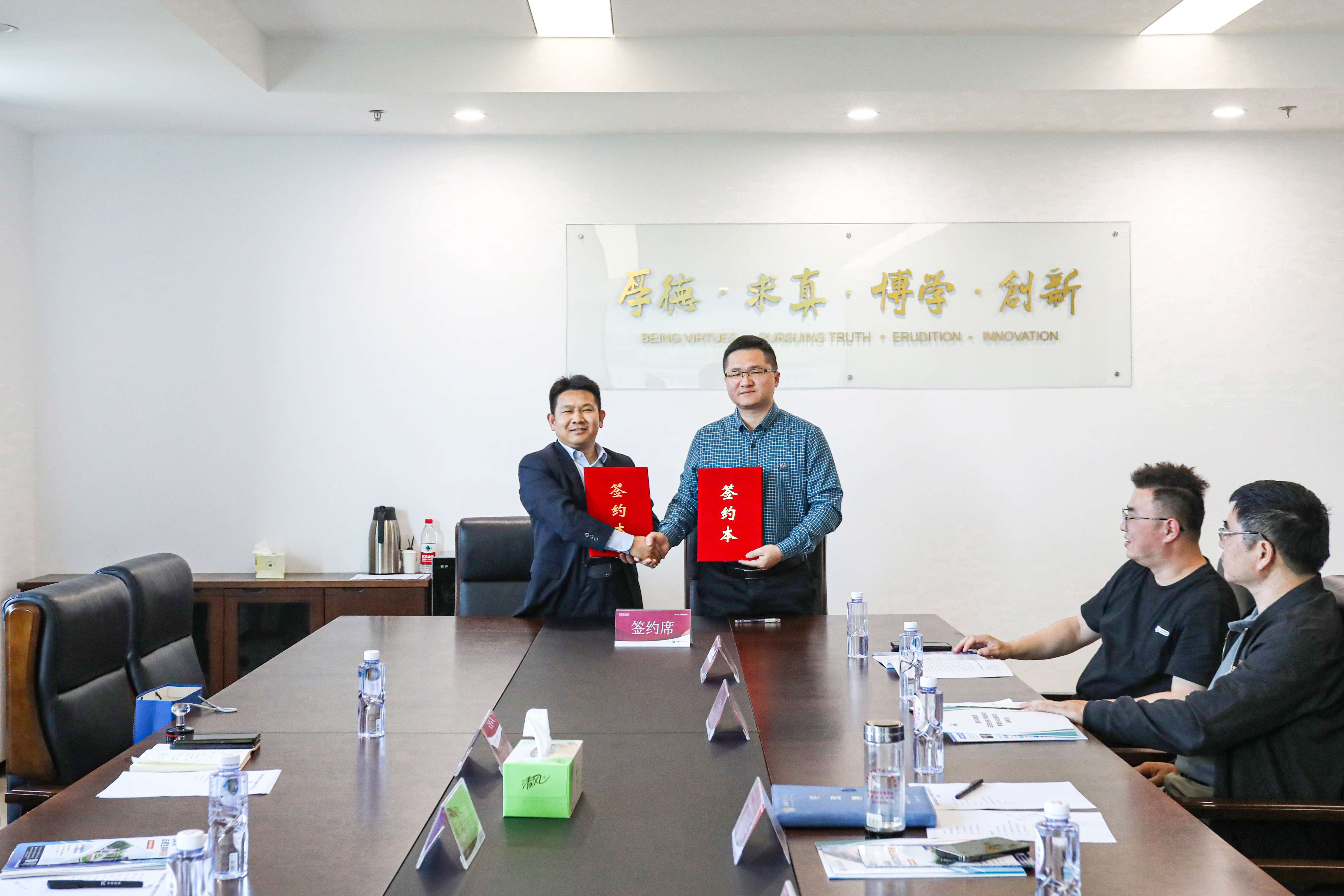 evo真人视讯科技集團(tuán)與安徽新華學(xué)院舉行產(chǎn)教融合合作簽約儀式